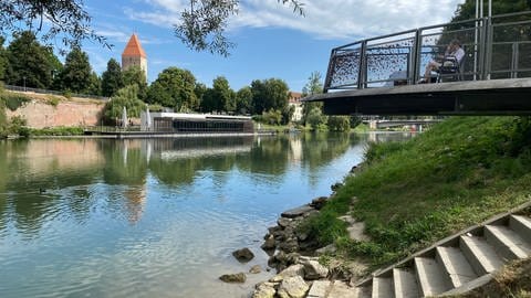 Hinter dem Donaubalkon auf Höhe des Maxplatzes sollen Sitzstufen in die Böschung gebaut werden. Sie werden über eine Treppe zu erreichen sein. Vor dem Ufer werden Wasserbausteine und Kies ausgebracht, um die Böschung zu sichern. 