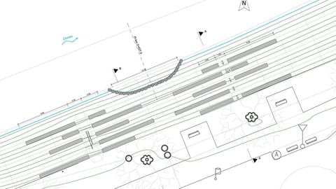 So soll das Jahnufer auf Höhe des Edwin-Scharff-Hauses Ende des Jahres dann aussehen. Auf die bestehenden Rasenstufen kommen Sitzbänke aus Beton, teils mit Holzauflage. Vor der Treppe bekommt das Ufer eine sichelförmige Einbuchtung, die mit Kies aufgefüllt und mit Wasserbausteinen eingefasst wird. 