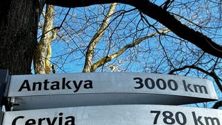 Auf einem Ortsschild steht der Name der Aalener Partnerstadt Antakya und die Entfernung - 3.000 Kilometer. Lange schon unterstützt die Stadt Aalen ihre türkische Partnerstadt AntakyaHatay. Nun musste ein großes Hilfsprojekt - eine neue Klinik - bgestoppt werden.