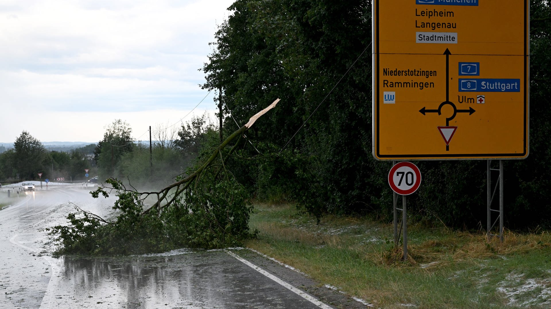 Gewitter ziehen erneut über BW: Vollgelaufene Keller und entwurzelte Bäume im Alb-Donau-Kreis