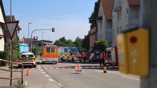 Rettungskräfte sind nach einem tödliche Ubfall vor Ort.In Blaustein (Alb-Donau-Kreis) ist ein Kind überfahren worden. Nach Zeugenberichten war ein Auto auf den Gehweg geraten. Das Fahrzeug  erfasste laut Polizei ein achtjähriges Mädchen