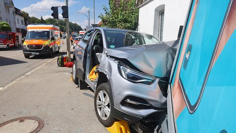 Bei einem tragischen Unfall in Blaustein im Alb-Donau-Kreis ist am Donnerstagnachmittag ein achtjähriges Mädchen ums Leben gekommen. Ein 85-jähriger Autofahrer hatte das Kind auf dem Gehweg mit seinem Wagen erfasst. (Foto: Ralf Zwiebler)