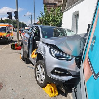 Bei einem tragischen Unfall in Blaustein im Alb-Donau-Kreis ist am Donnerstagnachmittag ein achtjähriges Mädchen ums Leben gekommen. Ein 85-jähriger Autofahrer hatte das Kind auf dem Gehweg mit seinem Wagen erfasst. (Foto: Ralf Zwiebler)