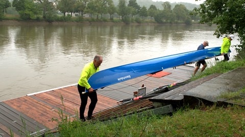 Auch beim Neu-Ulmer Ruder-Club Rudern2000 gibt es das Problem mit dem nach der Absenkung der Donau um zwei Meter tiefer liegenden Steg und den steileren Zugangstreppen. Das erschwert das Tragen der größeren, schwereren Boote - besonders, wenn es nass und rutschig ist. 