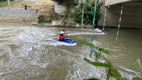 Pia Heinrich aus Erbach in ihrem Kajak auf dem Illerkanal in Neu-Ulm unter zwei Brücken. Hier trainiert sie immer Kanu-Freestyle.