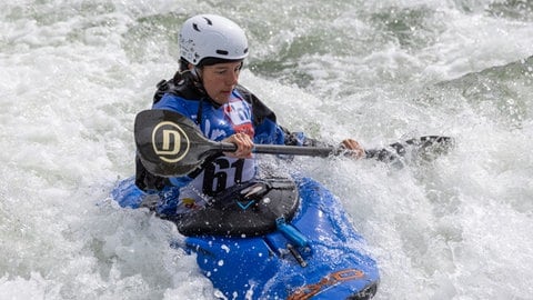 Pia Heinrich in ihrem Kajak auf einer Welle in Plattling. Sie ist aktuelle deutsche Meisterin im Kanu-Freestyle