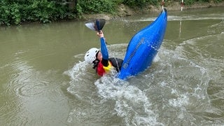 Pia Heinrich aus Erbach macht gerade ein Trick mit ihrem Kajak im Kanu-Freestyle.