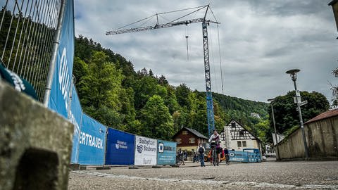 Bauzäune und ein Kran am Blautopf: Das Areal bleibt während der Bauarbeiten vier Jahre lang gesperrt.