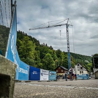 Bauzäune und ein Kran am Blautopf: Das Areal bleibt während der Bauarbeiten vier Jahre lang gesperrt.