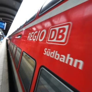 Auf der Südbahn zwischen Ulm und Friedrichshafen müsssen sich Reisende ab 7. September teilweise auf Schienenersatzverkehr einstellen. Bis Mitte Dezember werden einige Nachtzüge durch Büsse ersetzt. Als Grund nannte die Deutsche Bahn Personalmangel an Stellwerken.