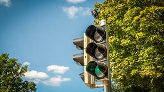 Eine grüne Ampel in Ellwangen, die mit Hilfe von Künstlicher Intelligenz gesteuert wird.