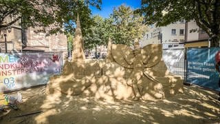 Das Ulmer Münster bekommt derzeit einen kleinen Bruder aus Sand: Ein deutsch-portugiesisches Sandkünstler-Duo baut den höchsten Kirchturm der Welt nach.