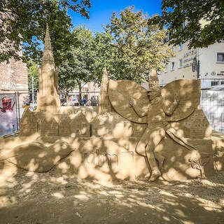 Das Ulmer Münster bekommt derzeit einen kleinen Bruder aus Sand: Ein deutsch-portugiesisches Sandkünstler-Duo baut den höchsten Kirchturm der Welt nach.