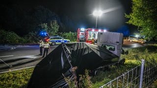 Polizei und Rettungskräfte arbeiten an einer Unfallstelle auf der Bundesstraße 29 bei Aalen. Ein 25-jähriger Fahrzeuglenker war bei dem Unfall an seinen schweren Verletzungen erlegen, so die Polizei. Ein Kleintransporter war demnach mit einem Kleinwagen kollidiert.