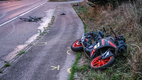 Ein Zweirad und ein Motorrad liegen am Mittwoch auf der Ziegelstraße in Bopfingen-Itzlingen. Bei einem Zusammenstoß der beiden Zweiräder sei eine Person tödlich verletzt worden, wie die Polizei mitteilte.