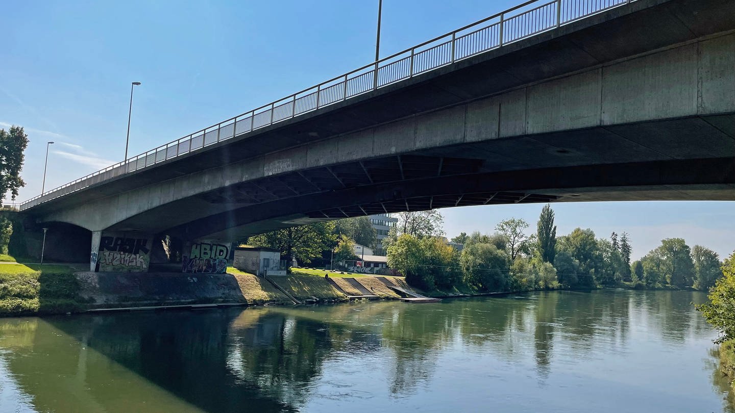 Eine große Brücke über eine Fluss, grün bewachsenes Ufer: Der Bund Naturschutz und Umwelt in Ulm hat eine Klage gegen den geplanten Neubau der Adenauerbrücke verworfen (Archivbild).