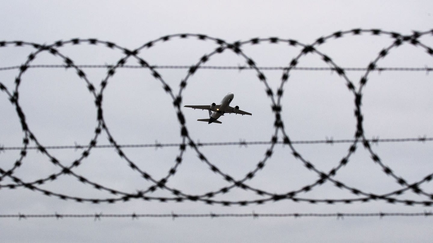 Ein Flugzeug hebt ab, betrachtet durch Stacheldraht: Laut einem Zeitungsbericht ist der aus Illerkirchberg im Alb-Donau-Kreis nach Afghanistan abgeschobene Mann in Kabul im Gefängnis (Symbolfoto).