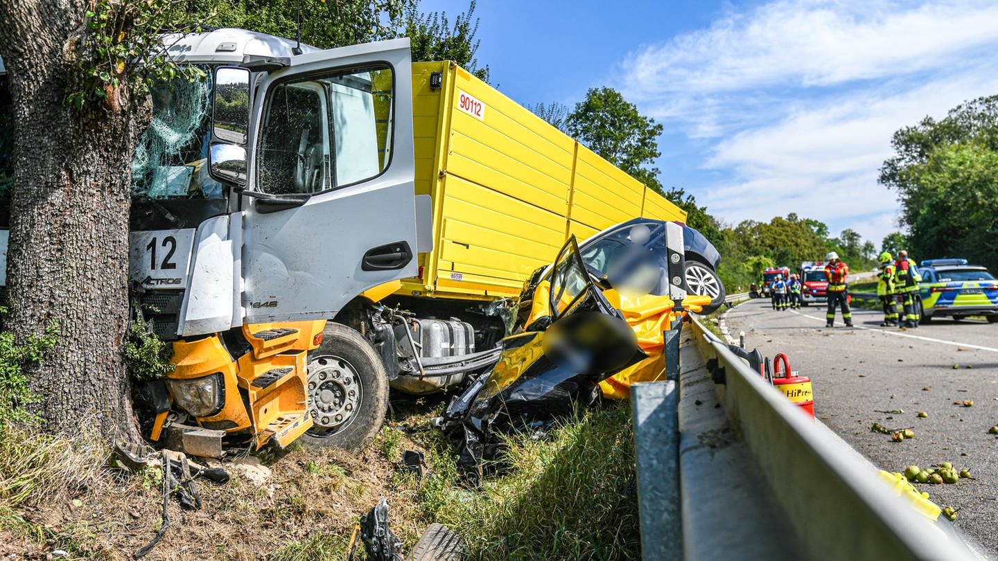 Ein zerstörtes Auto und ein zerstörter Lkw an einer Straße: Auf der B29 bei Lauchheim sind ein Lkw und ein Auto zusammengestoßen. Ein zehnjähriger Junge starb.