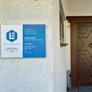 Ein Schild am Haus des Hausarztes der insolventen Elkklinik aus Elchingen. Der Mann will aus der Schweiz zurückkehren und wieder praktizieren.