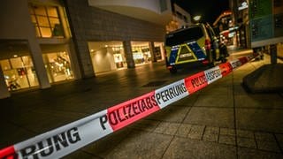 Polizeifahrzeuge stehen der Nähe des Münsterplatzes. Die Polizei beendete eine Geiselnahme am Ulmer Münsterplatz per Schusswaffengebrauch. Jetzt beginnt der Prozess gegen den Tatverdächtigen, einen Bundeswehrsoldaten.