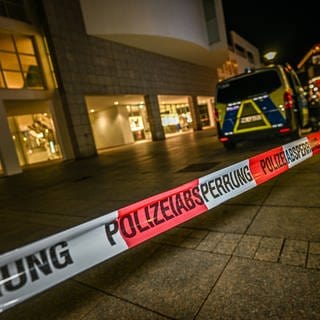 Polizeifahrzeuge stehen der Nähe des Münsterplatzes. Die Polizei beendete eine Geiselnahme am Ulmer Münsterplatz per Schusswaffengebrauch. Jetzt beginnt der Prozess gegen den Tatverdächtigen, einen Bundeswehrsoldaten.