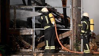 Beim Brand der Lagerhalle in Nellingen (Alb-Donau-Kreis) entstand ein Schaden von mindestens 300.000 Euro.