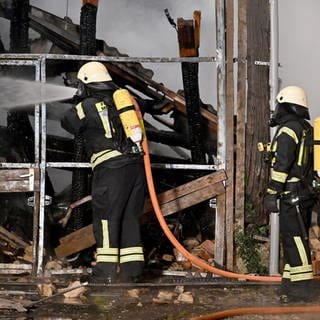 Beim Brand der Lagerhalle in Nellingen (Alb-Donau-Kreis) entstand ein Schaden von mindestens 300.000 Euro.