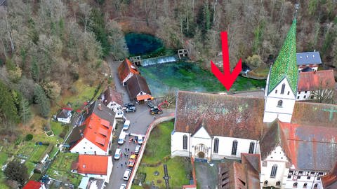 An der Klostermauer in Blaubeuren soll eine Besucherplattform entstehen. Der rote Pfeil markiert den möglichen Standort. (Archivbild) 