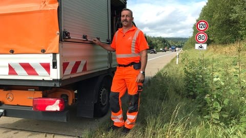 Streckenwart Klaus Stark kontrolliert auf der A7 den Abschnitt zwischen Aalen und Feuchtwangen - hier gilt neuerdings Tempo 80 für Motorräder.