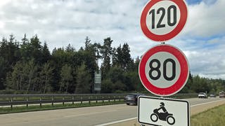 Wegen Fahrbahnschäden gilt Tempo 80 für Motorradfahrer auf der Autobahn A7 bei Aalen.