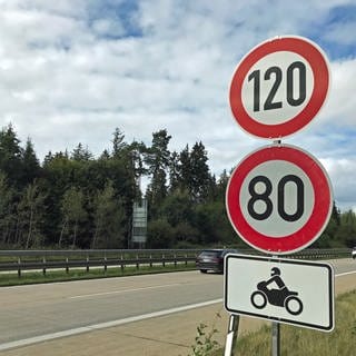 Wegen Fahrbahnschäden gilt Tempo 80 für Motorradfahrer auf der Autobahn A7 bei Aalen.