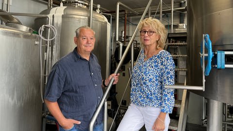 Ein Gebäude mit dem Schild der Gaststätte Schlössle und Bierkisten im Hintergrund: Die Brauerei des Schlössle in Neu-Ulm stellt den Betrieb ein