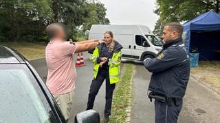 Ein Autofahrer wird auf der B30 bei Laupheim von der Polizei auf Alkohol und Drogen kontrolliert.