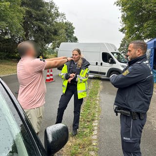 Ein Autofahrer wird auf der B30 bei Laupheim von der Polizei auf Alkohol und Drogen kontrolliert.