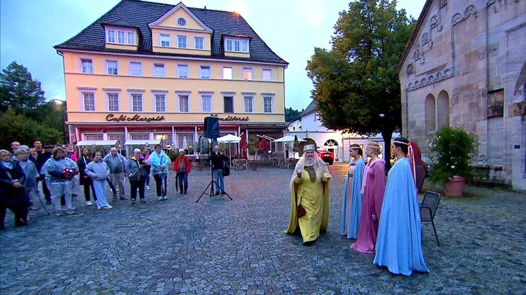 Bei den neuen Stadtführungen durch Schwäbisch Gmünd erzählen Schauspielerinnen und Schauspieler die Stadtgeschichte.