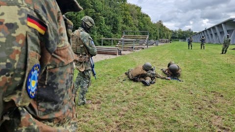 Ukrainische Soldaten im Lehrgang: Im Raum Ulm und an vielen anderen Orten in Deutschland trainert ein internationales Team Soldatinnen und Soldaten in Erster Hilfe im Gefecht.