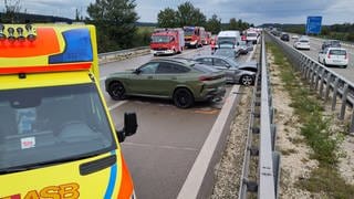 Vollsperrung auf der A7 bei Niederstotzingen nach einem Unfall mit mehreren Verletzten.