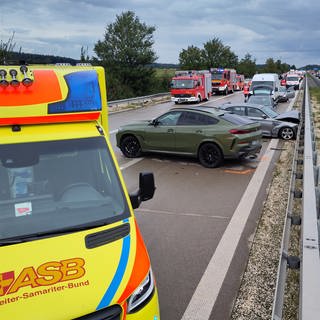 Vollsperrung auf der A7 bei Niederstotzingen nach einem Unfall mit mehreren Verletzten.