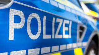 Schriftzug Polizei auf einem Einsatzfahrzeug. "Zustände wie im Wilden Westen": So beschreibt die Polizei Handgreiflichkeiten zwischen einem Lkw-Fahrer und Wohnmobilisten nach einem Unfall auf der B30 bei Ulm.