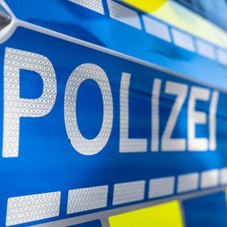 Schriftzug Polizei auf einem Einsatzfahrzeug. "Zustände wie im Wilden Westen": So beschreibt die Polizei Handgreiflichkeiten zwischen einem Lkw-Fahrer und Wohnmobilisten nach einem Unfall auf der B30 bei Ulm.