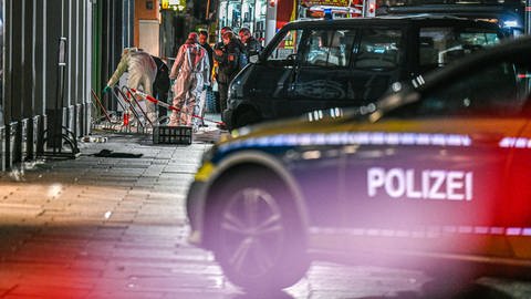 Die Polizei beendete Ende Januar mit gezielten Schüssen eine Geiselnahme in einem Café am Ulmer Münsterplatz (Archivbild). Ein 44-jähriger Mann hatte damals zwölf Menschen in seine Gewalt gebracht. Im Prozess vor dem Landgericht Ulm forderte die Staatsanwaltschaft am Montag (16.9.) acht Jahre Haft und die Einweisung in die Psychiatrie für den Angeklagten.