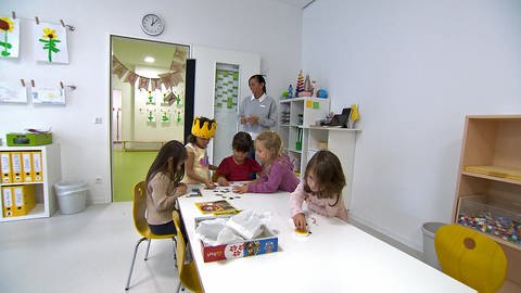 Kinder spielen an einem Tisch in der Kita im Wohnquartier "Fehrle-Gärten". Die Kita gehört zum neu eingeweihten Wohnprojekt in Schwäbisch Gmünd. Dort sollen Menschen aus mehreren Generationen zusammenkommen. 