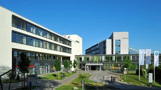 Die St. Anna-Virngrund-Klinik in Ellwangen von außen. Einige Sparmaßnamen des Zukunftskonzeptes wurden zwar zurückgenommen, doch gespart wird dennoch. Für die Ostalb-Kliniken wird ein Defizit von 60 Millionen Euro erwartet. 