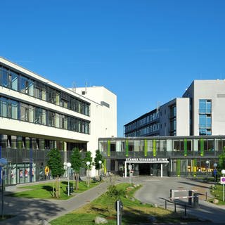 Die St. Anna-Virngrund-Klinik in Ellwangen von außen. Einige Sparmaßnamen des Zukunftskonzeptes wurden zwar zurückgenommen, doch gespart wird dennoch. Für die Ostalb-Kliniken wird ein Defizit von 60 Millionen Euro erwartet. 