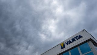 Graue Wolken über einem Varta-Gebäude in Ellwangen. Die Gläubiger des angeschlagenen Batterieherstellers haben sich auf einen Schuldenschnitt geeinigt.