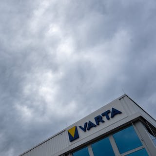 Graue Wolken über einem Varta-Gebäude in Ellwangen. Die Gläubiger des angeschlagenen Batterieherstellers haben sich auf einen Schuldenschnitt geeinigt.