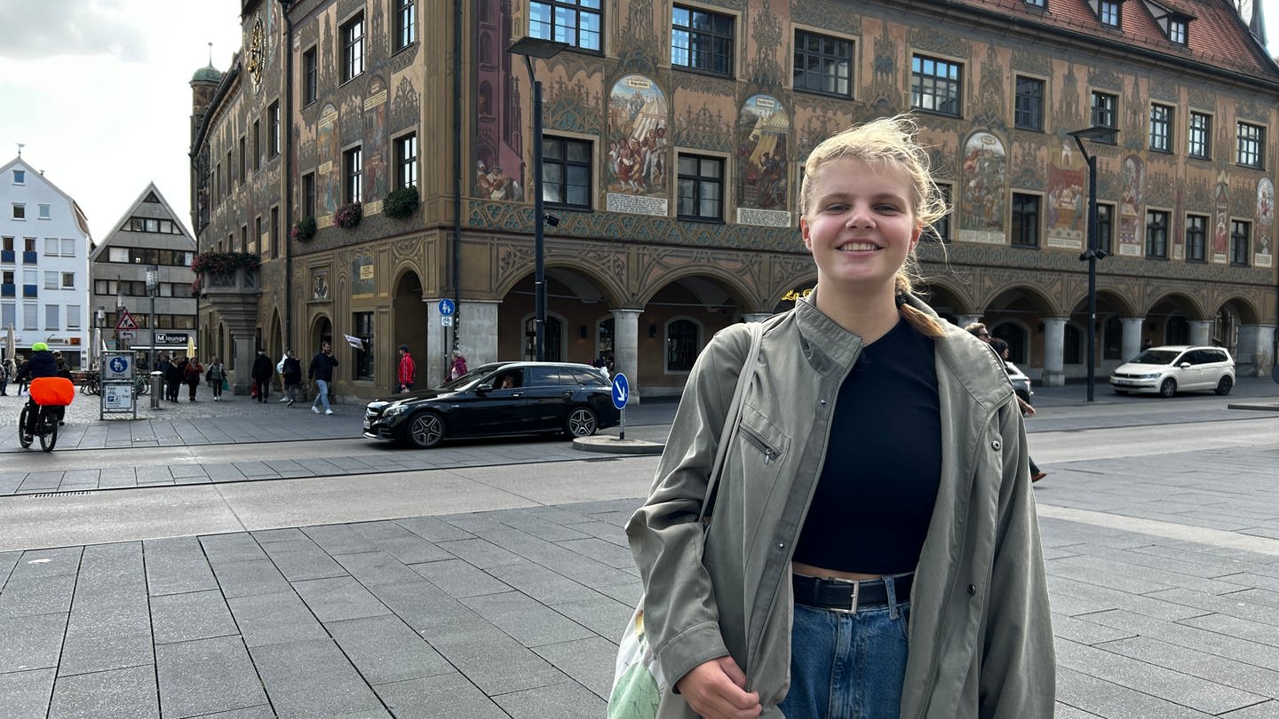 Auf dem Weg ins Ulmer Rathaus: Die 16-jährige Emilia Stella Schneider hatte am Mittwoch ihre erste Sitzung als Stadträtin.