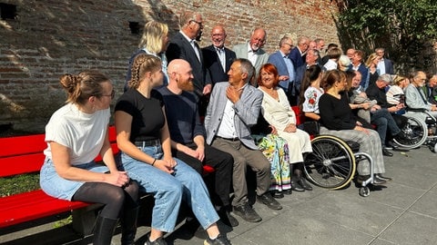 Fototermin für die neu gewählten Ulmer Gemeinderätinnen und Gemeinderäte vor der ersten Sitzung. Mit dabei ist die 16-jährige Emilia Stella Schneider (zweite von links), die Jüngste im Bunde. 