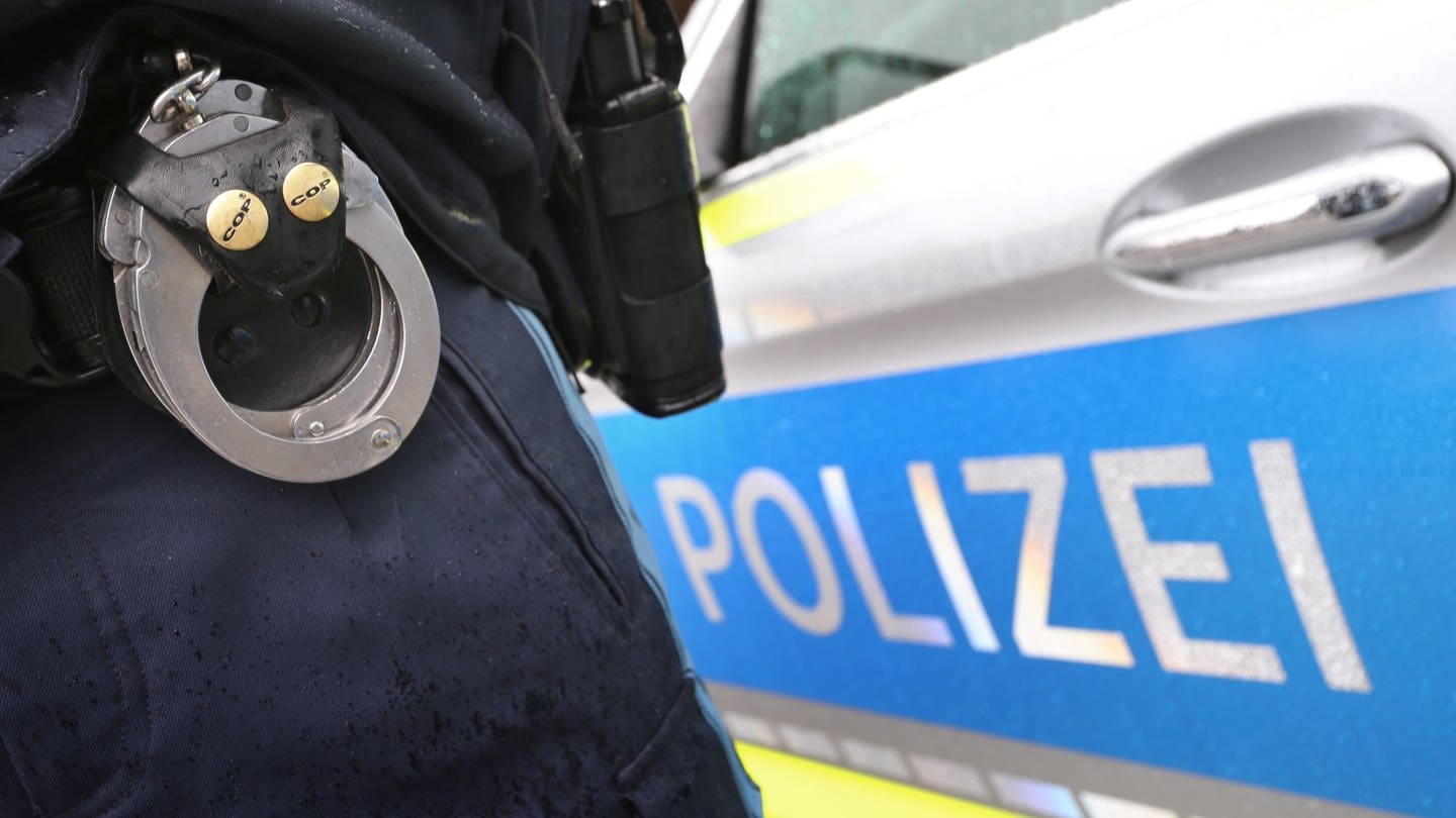 Die Polizei im Einsatz: Am Donnerstag hatte ein 19-Jähriger in einer Wohnung eines Mehrfamilienhauses in Neu-Ulm zwei Schüsse abgegeben, um seine Mutter gegen seinen Stiefbruder zu verteidigen(Symbolbild).