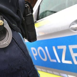 Die Polizei im Einsatz: Am Donnerstag hatte ein 19-Jähriger in einer Wohnung eines Mehrfamilienhauses in Neu-Ulm zwei Schüsse abgegeben, um seine Mutter gegen seinen Stiefbruder zu verteidigen(Symbolbild). 